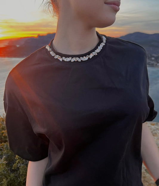 T-shirt noir à col diamanté