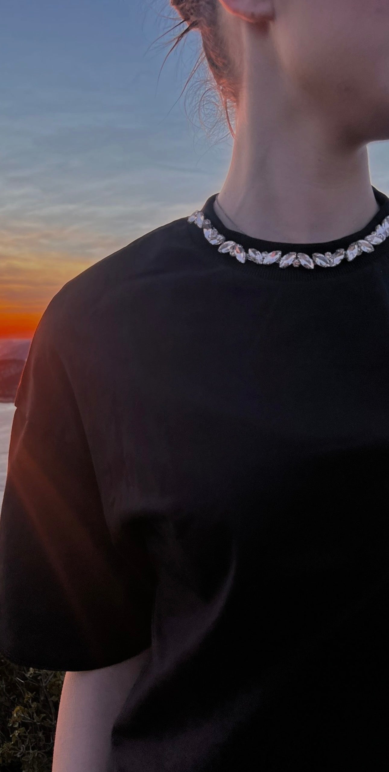 T-shirt noir à col diamanté 5